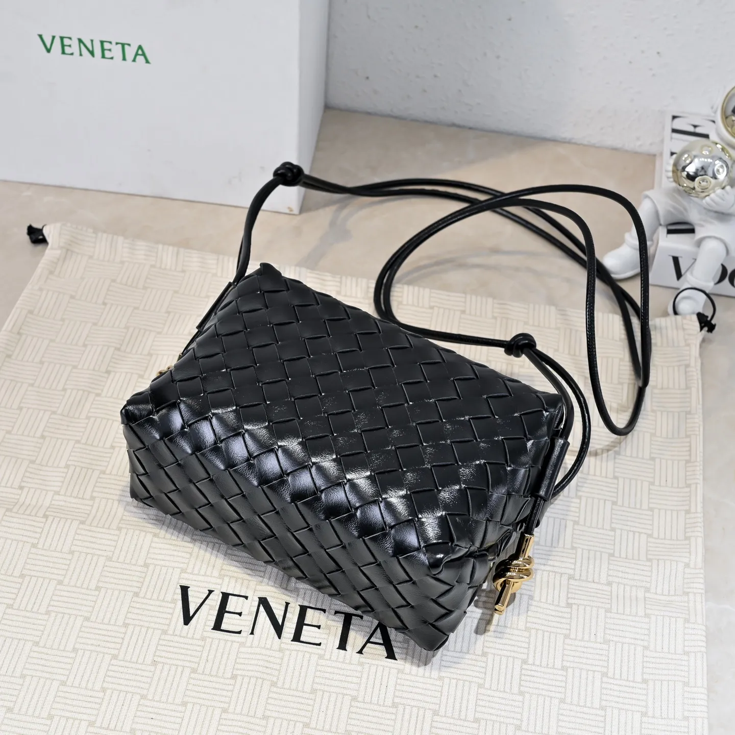 Batch 1660 𝗕𝗼𝘁𝘁𝗲𝗴𝗮 𝗩𝗲𝗻𝗲𝘁𝗮———— The latest version of the loop camera bag💥 from BV’s King of Cost-Effectiveness counter, large woven texture➕Ultra-high quality wax leather as always, with zippers, hardware decoration on both sides, adjustable drawstrings, it is especially suitable for the tummy💫It can hold anything, it is also very light, suitable🈴️for girls of all ages, size: 22*15*8cm, style number: 6126
